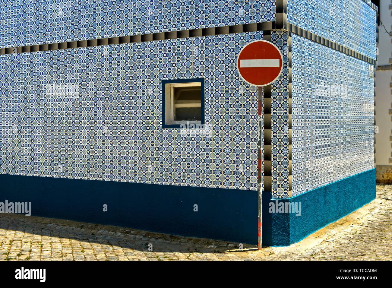 Signe de la circulation Aucune entrée pour la circulation en face d'un immeuble résidentiel avec la façade d'un des carreaux décoratifs, Santa Luzia, Algarve, Portugal. Banque D'Images