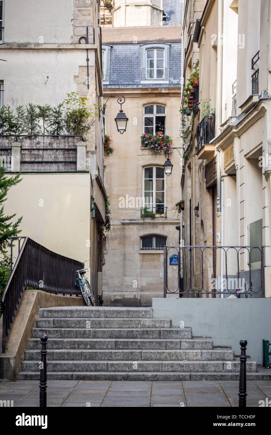 Petite passerelle piétonne donnant sur la rue de la Verrerie dans le quartier de l'Hôtel de Ville de Paris Banque D'Images