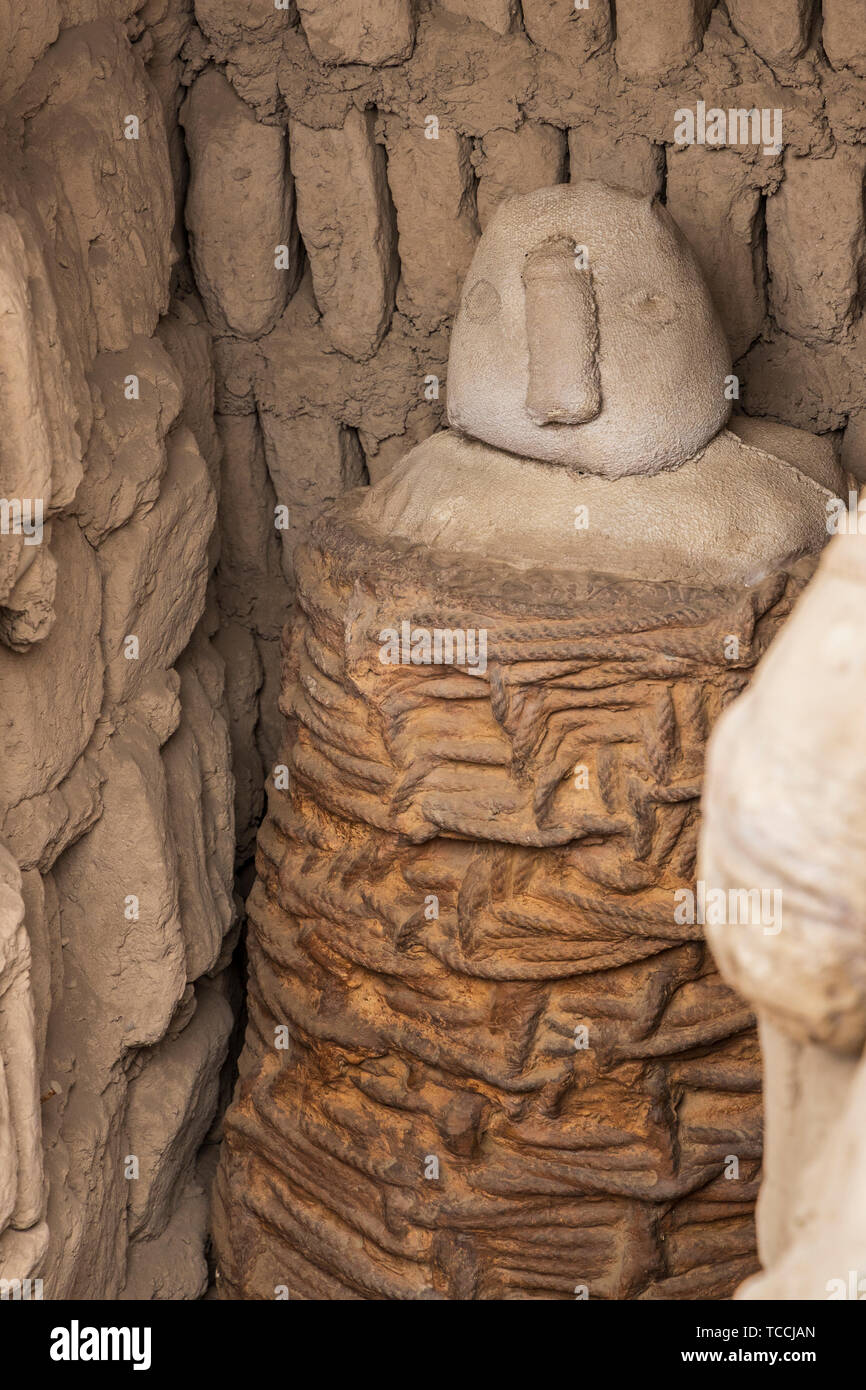 Wari tombeau avec cadavre momifié à Huaca Pucllana, pré Columbian, pré inca, temple pyramide, tombeau et centre administratif, en forme de grenouille, adobe, Banque D'Images