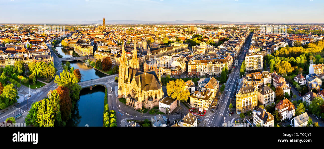 L'église Saint Paul et la cathédrale de Strasbourg - Alsace, France Banque D'Images