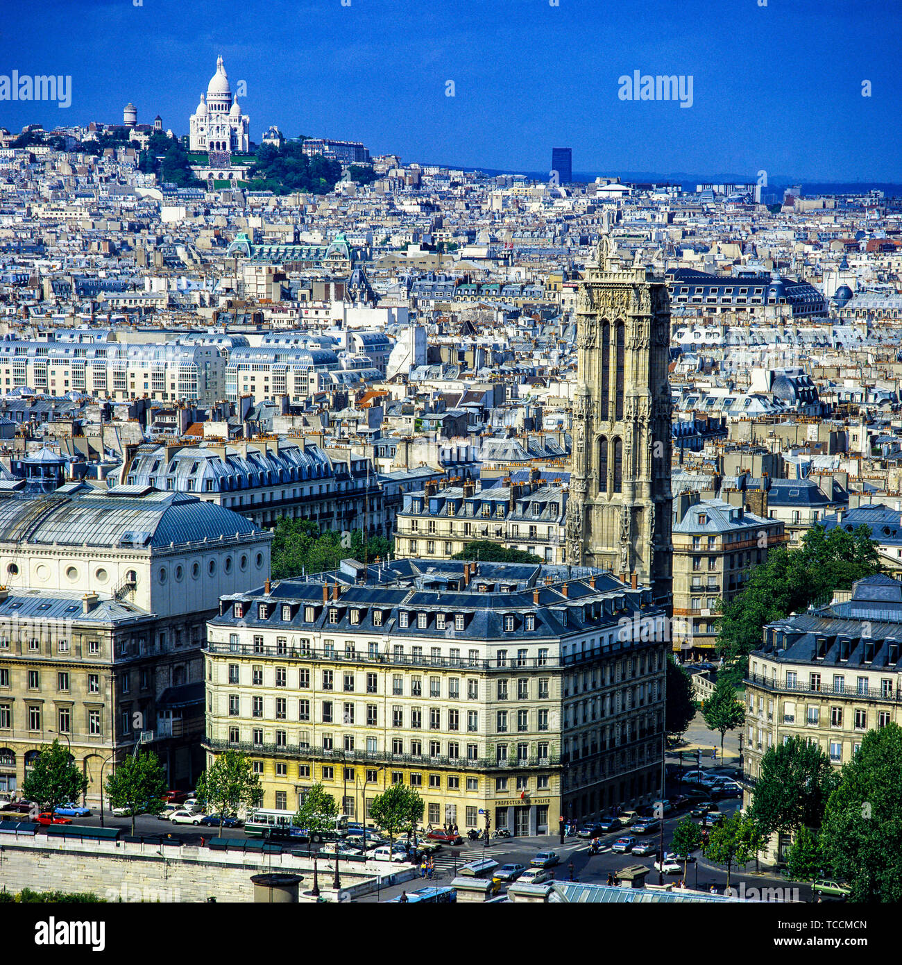 Aperçu de la ville de la cathédrale Notre-Dame de Paris, la tour St Jacques, la colline de Montmartre avec la basilique du Sacré-Cœur, Paris, France, Europe, Banque D'Images