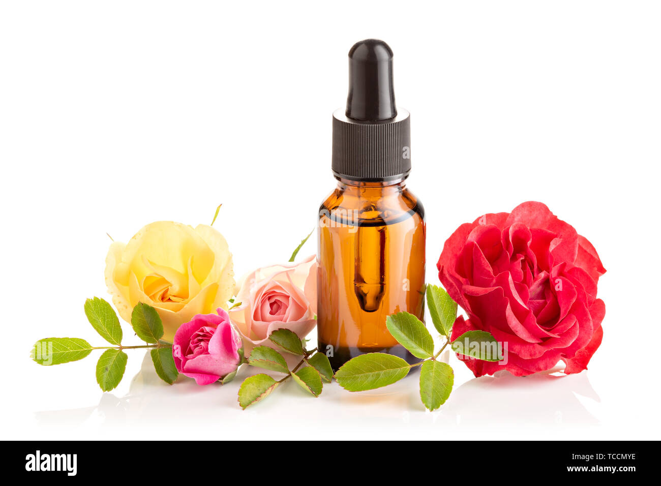 L'huile essentielle de rose dans le flacon en verre avec compte-gouttes sur fond blanc Banque D'Images