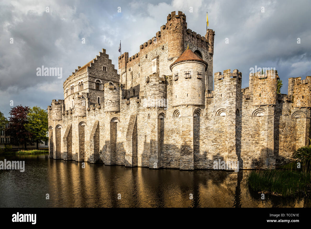 Remparts et tours de Gravensteen médiéval avec douves en premier plan, Gand, Flandre orientale, Belgique Banque D'Images