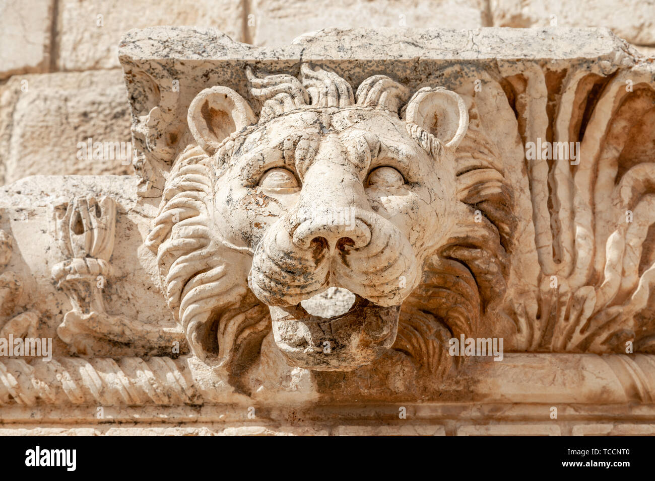 Tête de lion, le mur romain à l'ornement du temple de Bacchus, vallée de la Bekaa, à Baalbek, Liban Banque D'Images