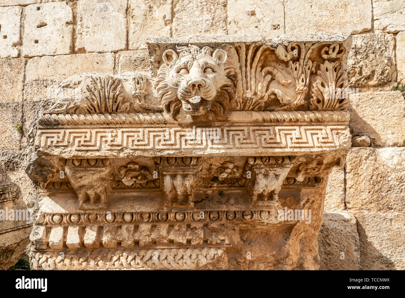 Tête de lion, le mur romain à l'ornement du temple de Bacchus, vallée de la Bekaa, à Baalbek, Liban Banque D'Images