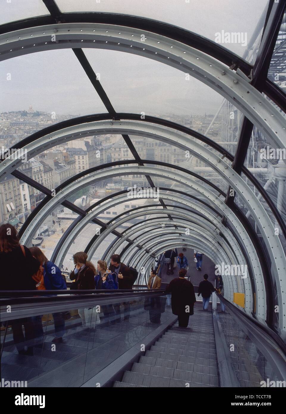BOVEDA DE CRISTAL EN LAS ESCALERAS MECANICAS DE COMUNICACION interna del Museo. Auteur : Richard Rogers / RENZO PIANO. Emplacement : CENTRE GEORGES POMPIDOU. La France. Banque D'Images