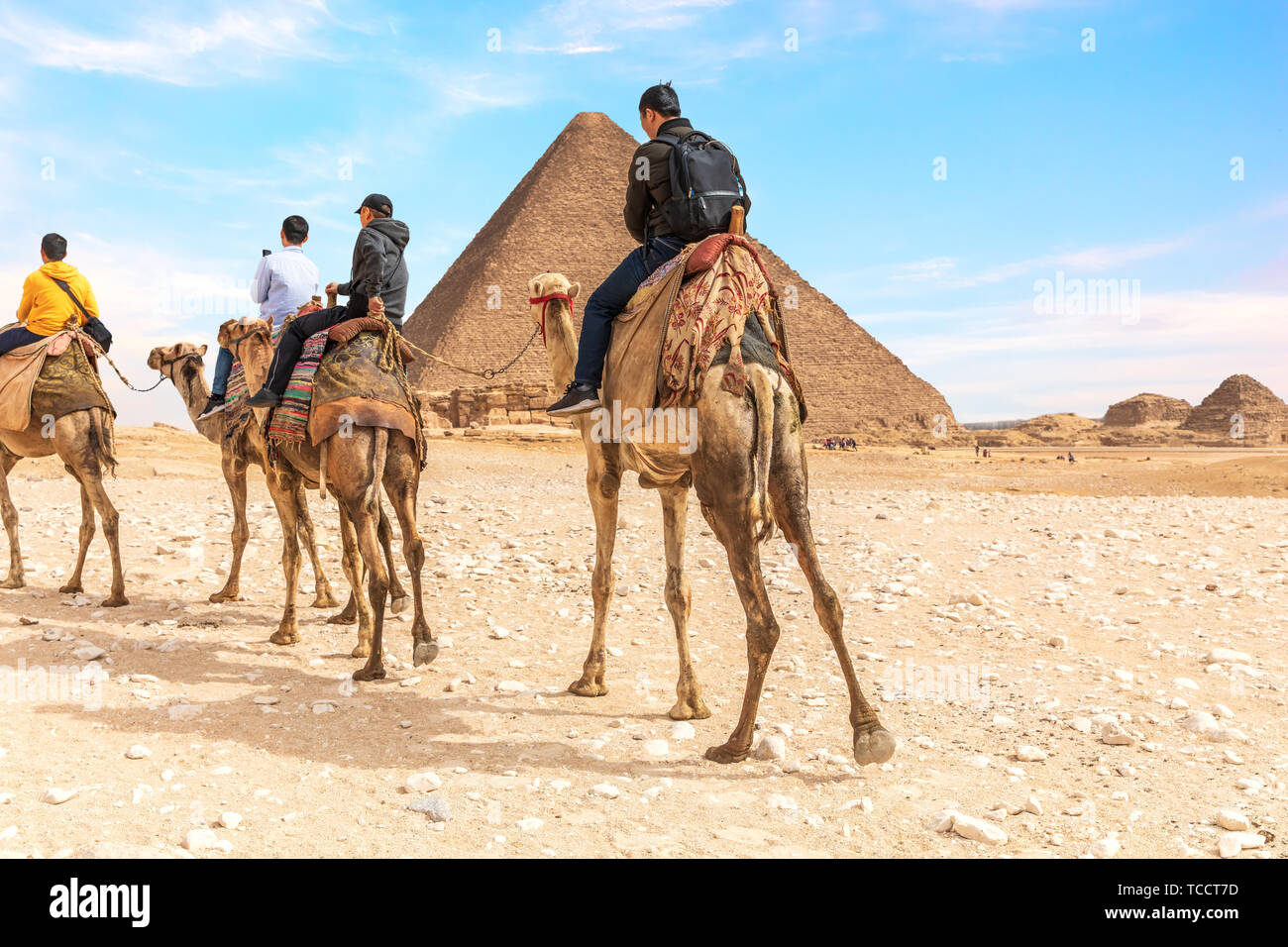 Les touristes sur les chameaux près des pyramides de Gizeh, Egypte Banque D'Images
