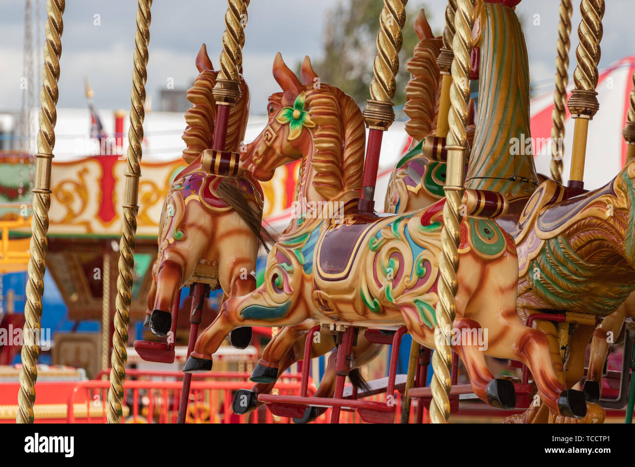 Un gros plan du parc des chevaux carrousel traditionnel Banque D'Images