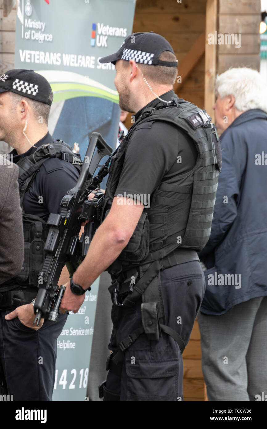 La police policiers armés d'un événement en plein air Banque D'Images