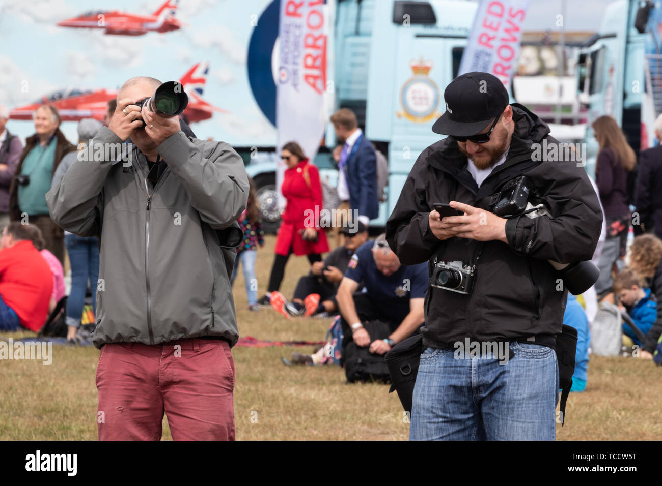 Deux photographes lors d'un événement en plein air est l'un de prendre une photo Banque D'Images