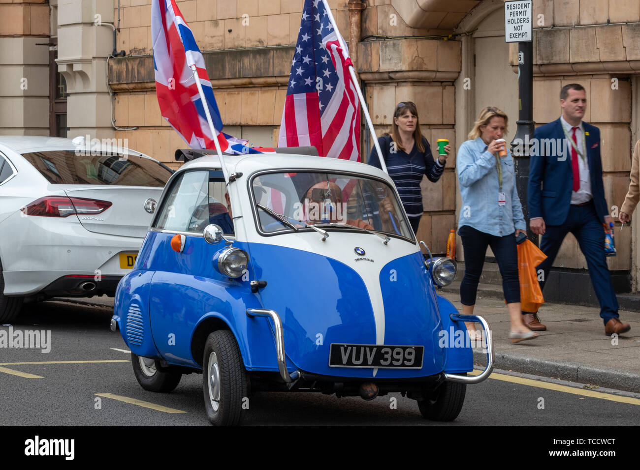 Une bulle bleu et blanc vintage voiture battant le drapeau américain et l'Union jack Banque D'Images