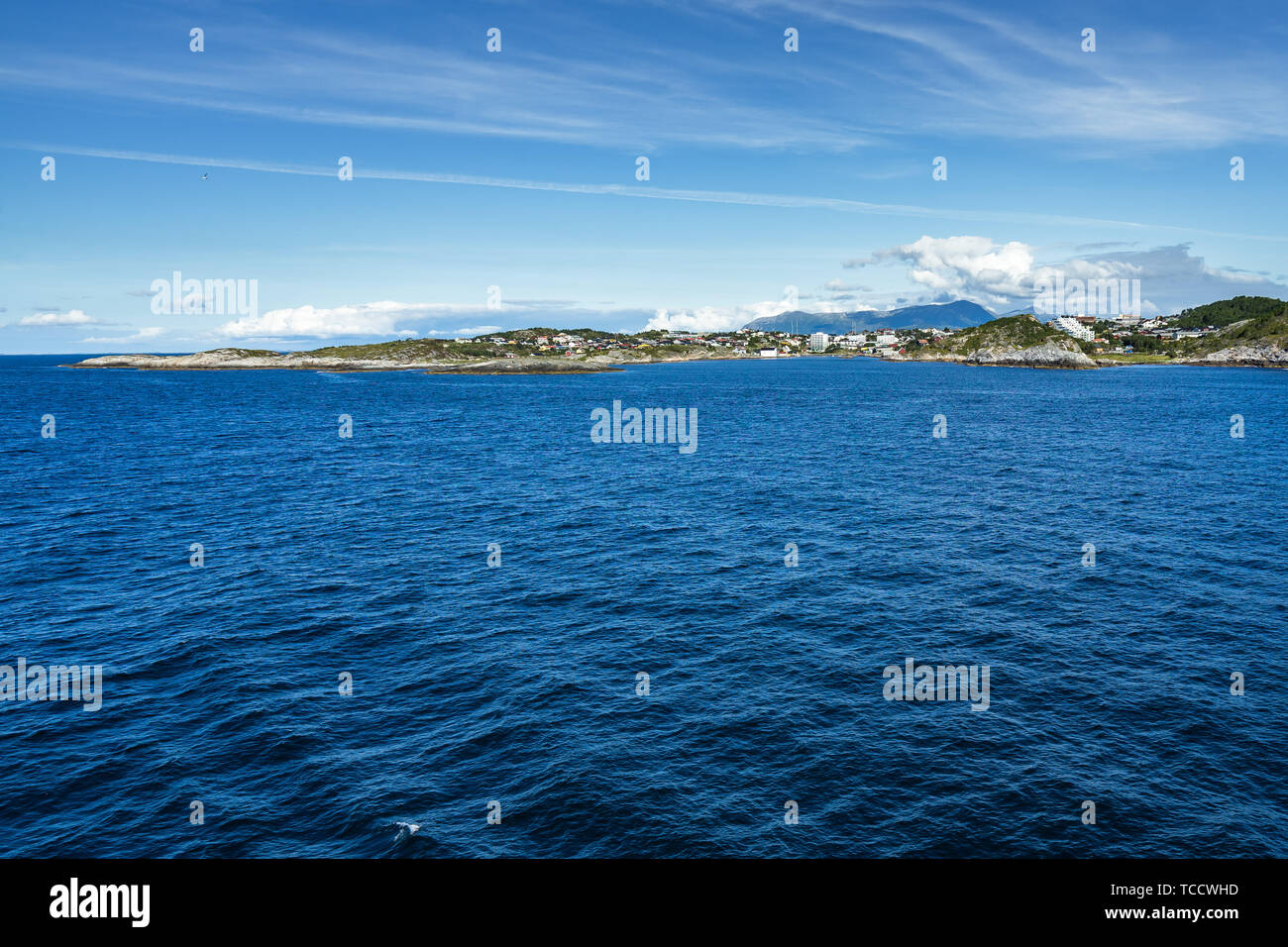 Belle ensoleillée le paysage du littoral de l'ouest de la Norvège près de Kristiansund vue d'un navire de croisière Banque D'Images