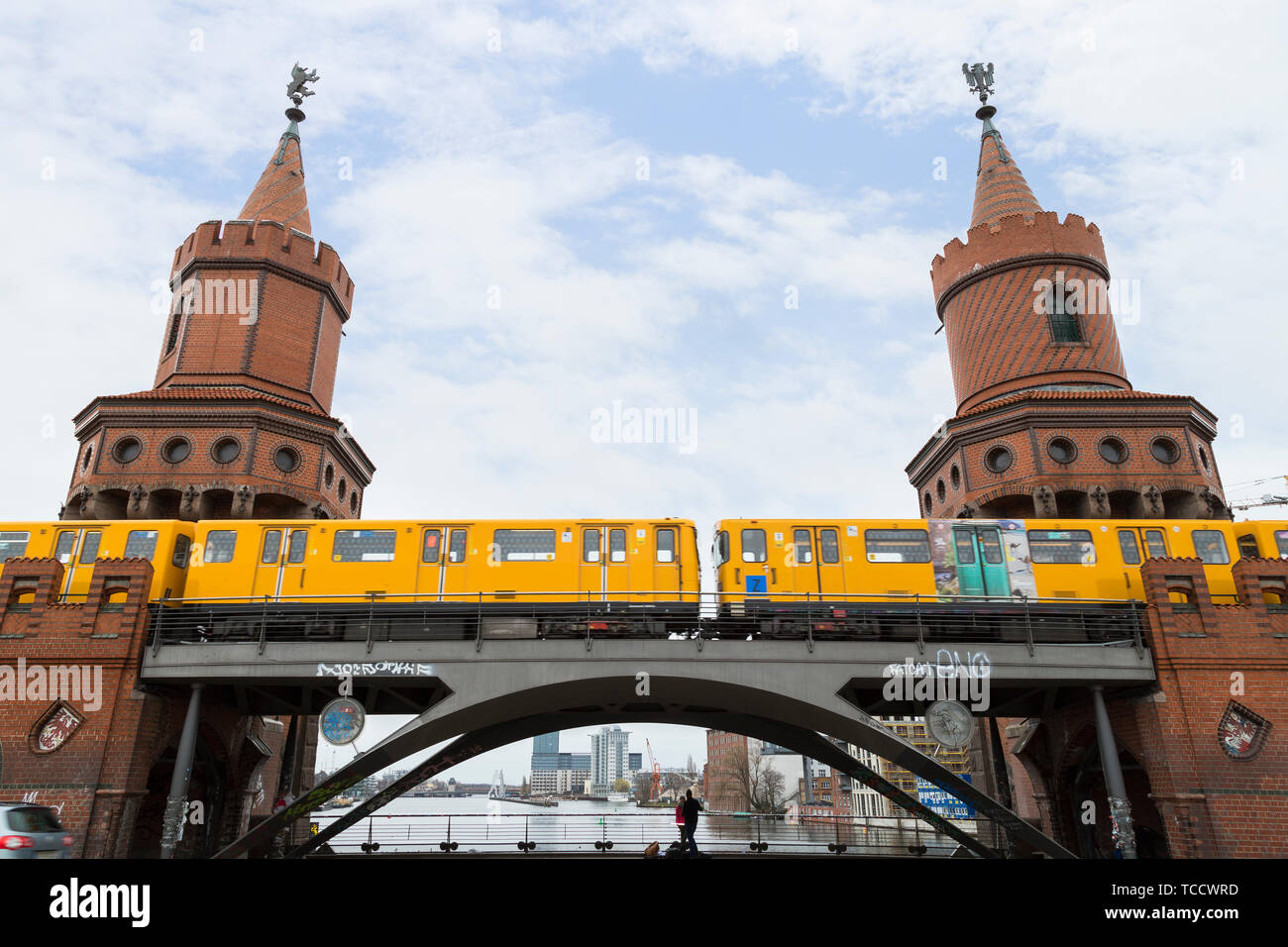 Jaune vieux train de métro (U-Bahn) traversant le célèbre Pont Oberbaum (Oberbaumbrucke) à Berlin, Allemagne, à jour. Du point de vue de l'avant. Banque D'Images