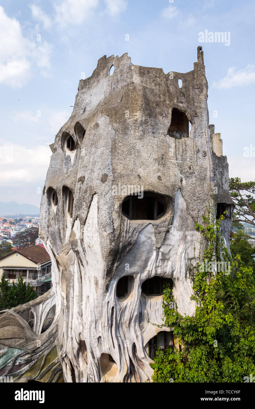 Étrange construction de la crazy house à Dalat, Vietnam, journée ensoleillée Banque D'Images