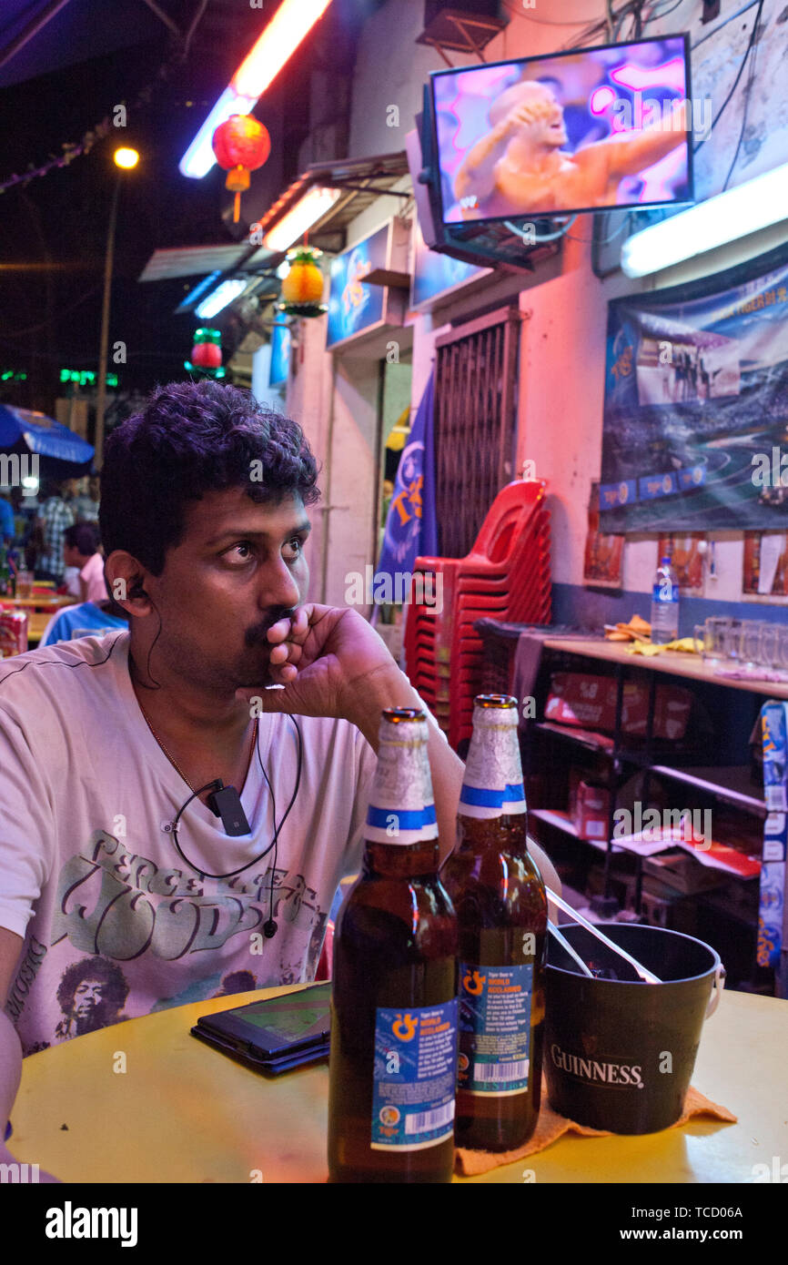 Les travailleurs migrants se détendre dans Little India un dimanche soir. Singapour Banque D'Images