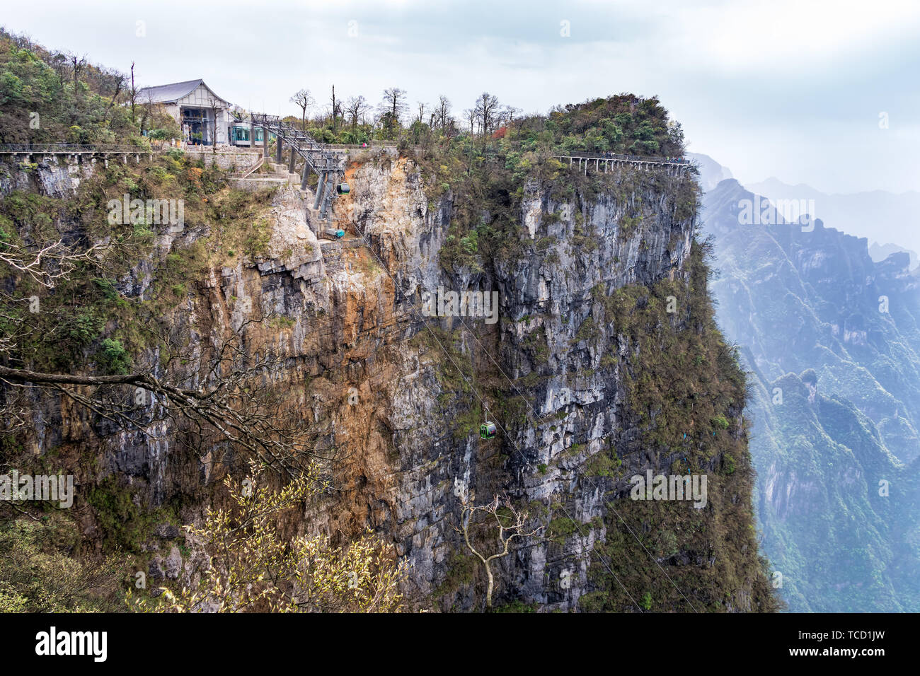 La station de téléphérique panier, charrettes qui montent et descendent, les touristes marcher sur le ciel au pied de la montagne Tianmen, Zhangjiajie, Hunan, Chine Banque D'Images