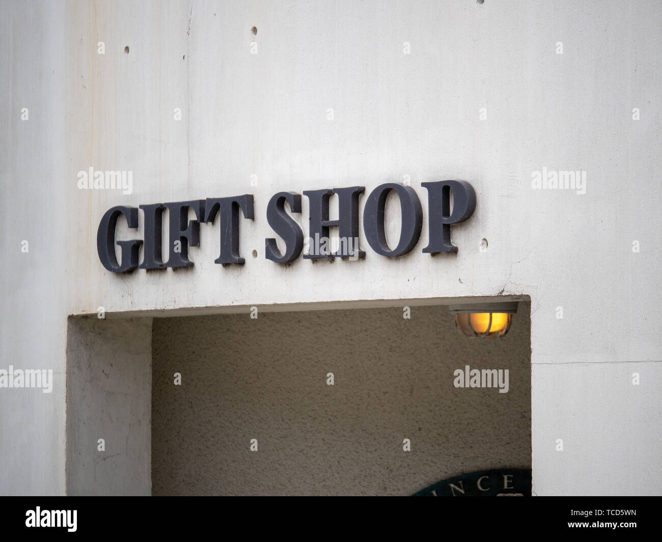 Cadeaux panneau d'entrée au-dessus de l'entrée sur béton Banque D'Images