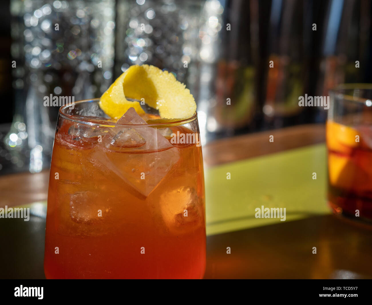 Spritz Orange drink with ice cube et le zeste de citron Banque D'Images