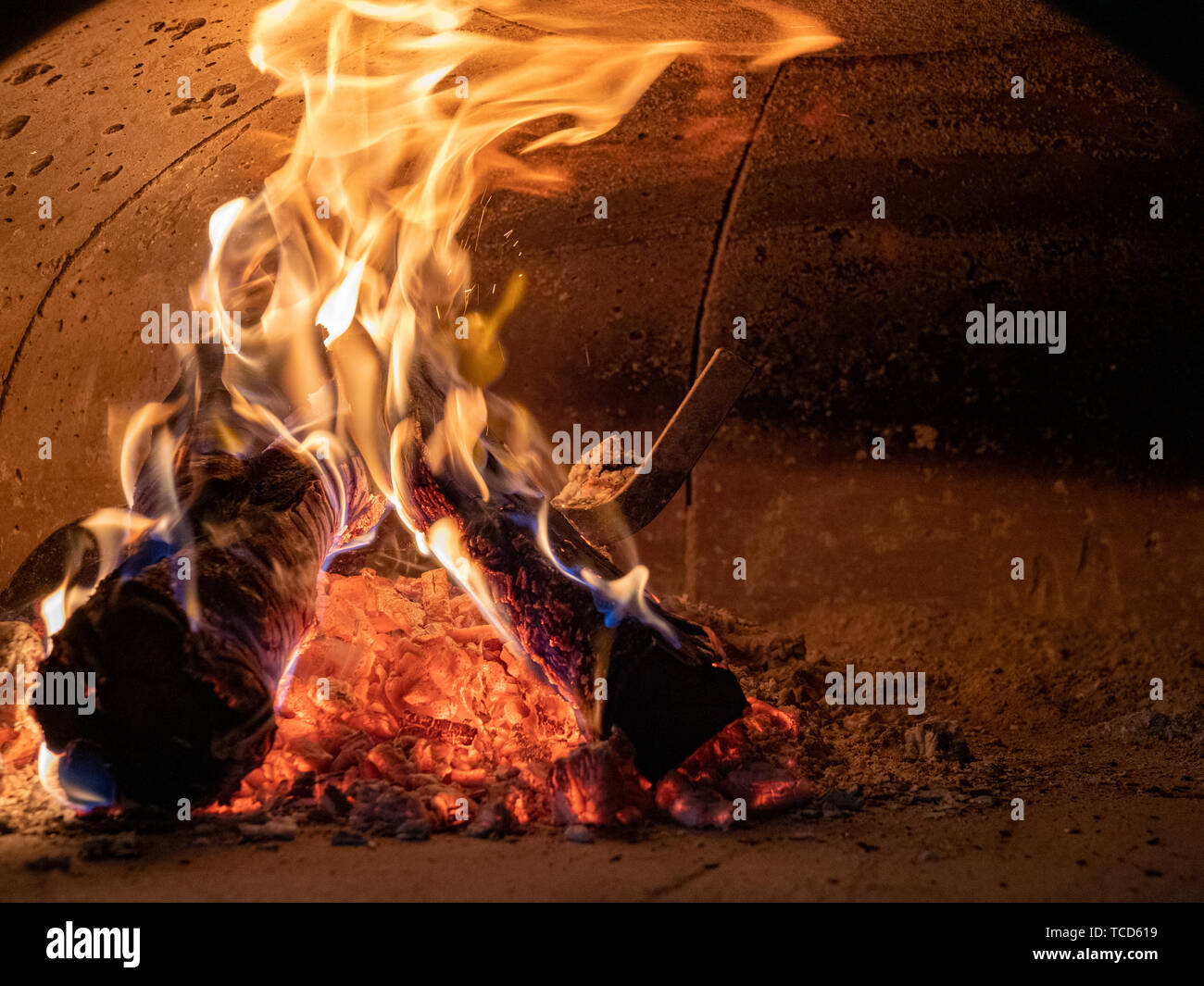 Buches, cendres, et intensité des flammes dans le béton four Banque D'Images Buches, cendres, et intensité des flammes dans le béton four Banque D'Images