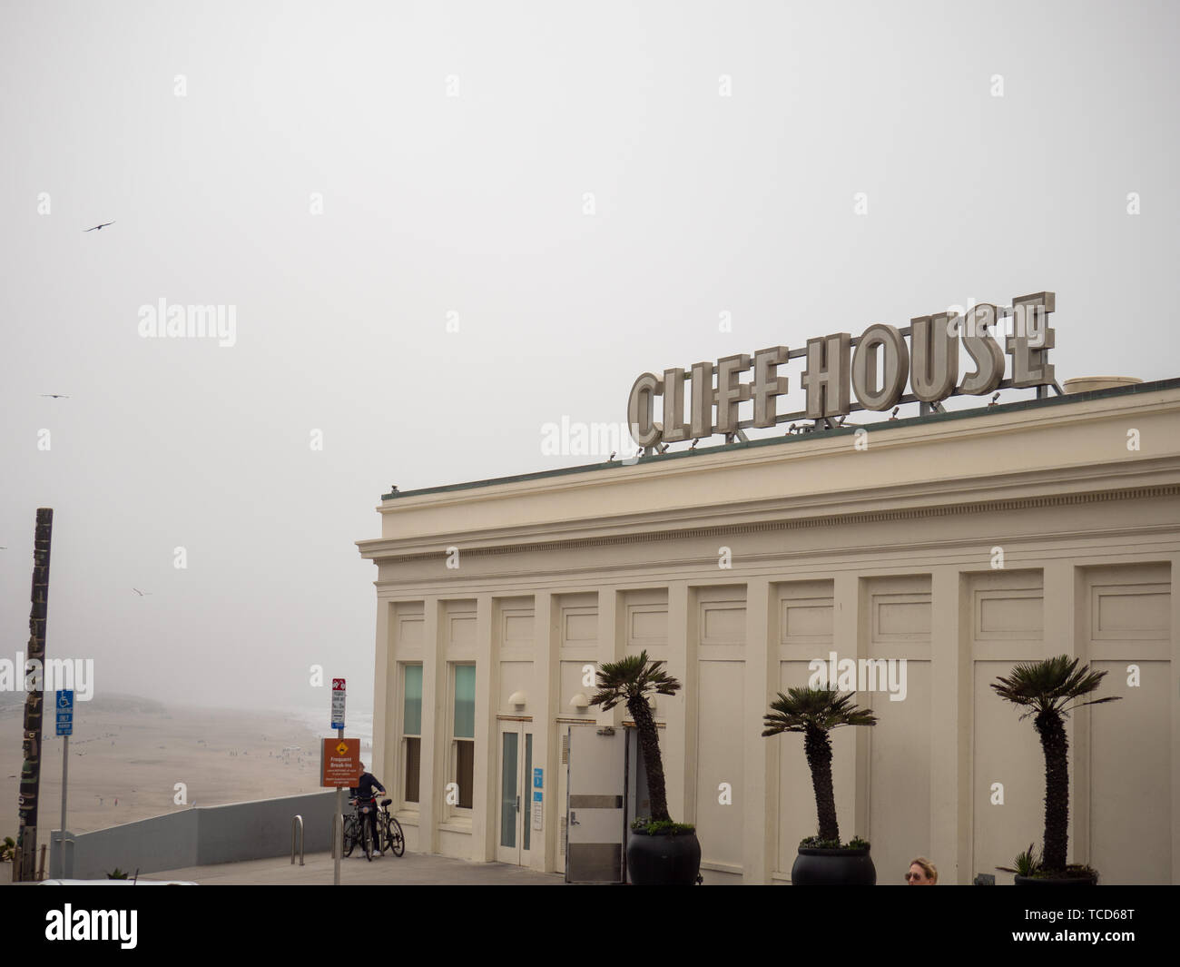 Cliff House restaurant sign et immeuble sur jour brumeux Banque D'Images