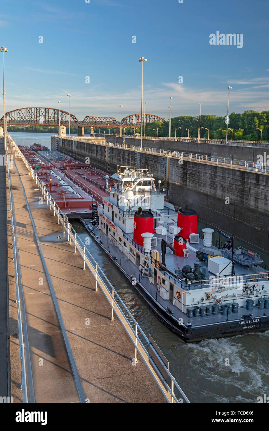 Louisville, Kentucky - Le Marathon Petroleum G du remorquage de barges pétrolières pousse Blazer par le blocage de McAlpine sur l'Ohio River. Banque D'Images