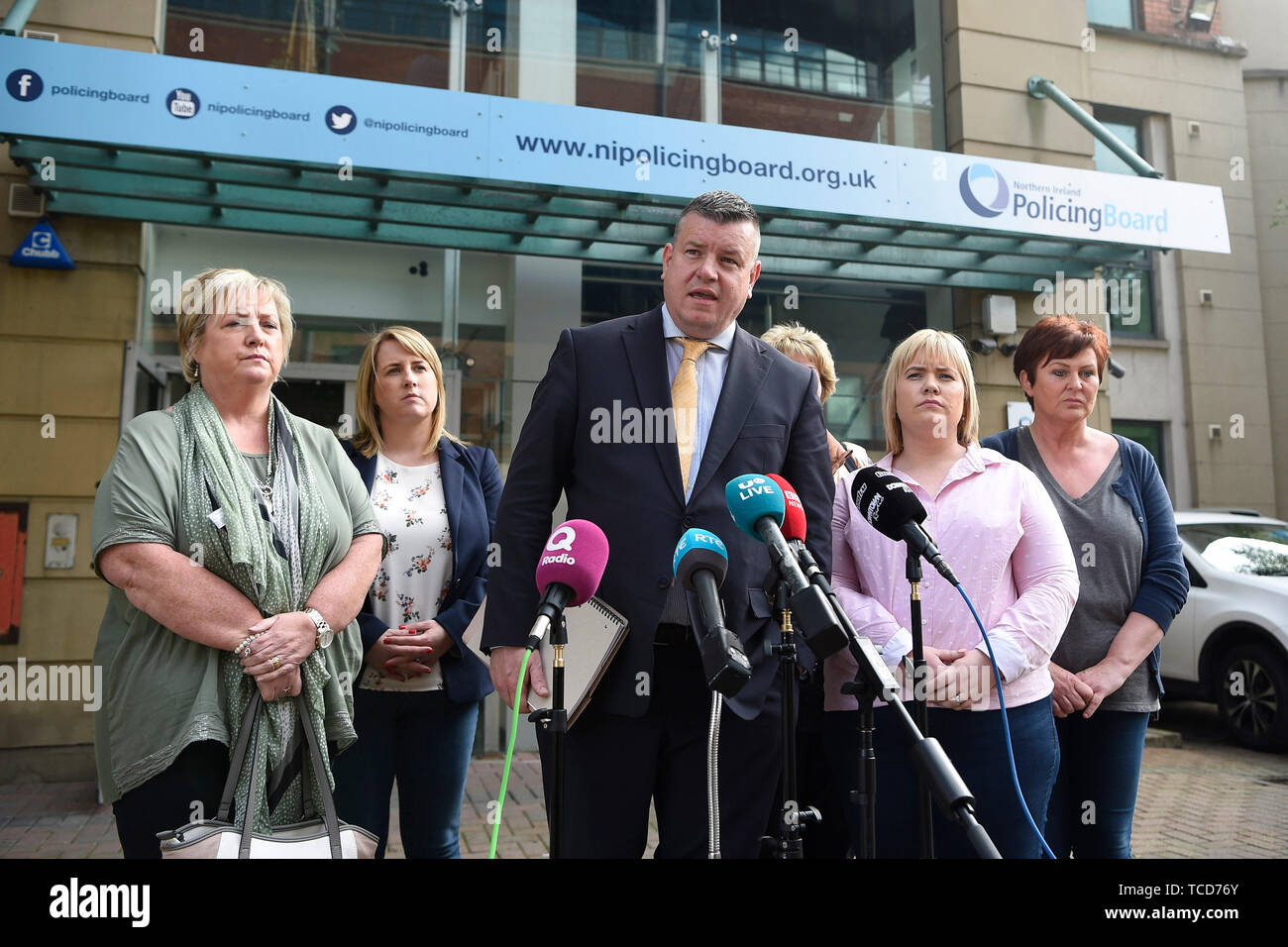 Niall Murphy, procureur de proches des personnes tuées dans Loughinland et les membres de la famille de parler à la presse après une réunion publique de la Commission de police à Belfast à propos de l'arrestation de journalistes d'investigation controversé Barry McCaffrey et Trevor Birney. Banque D'Images