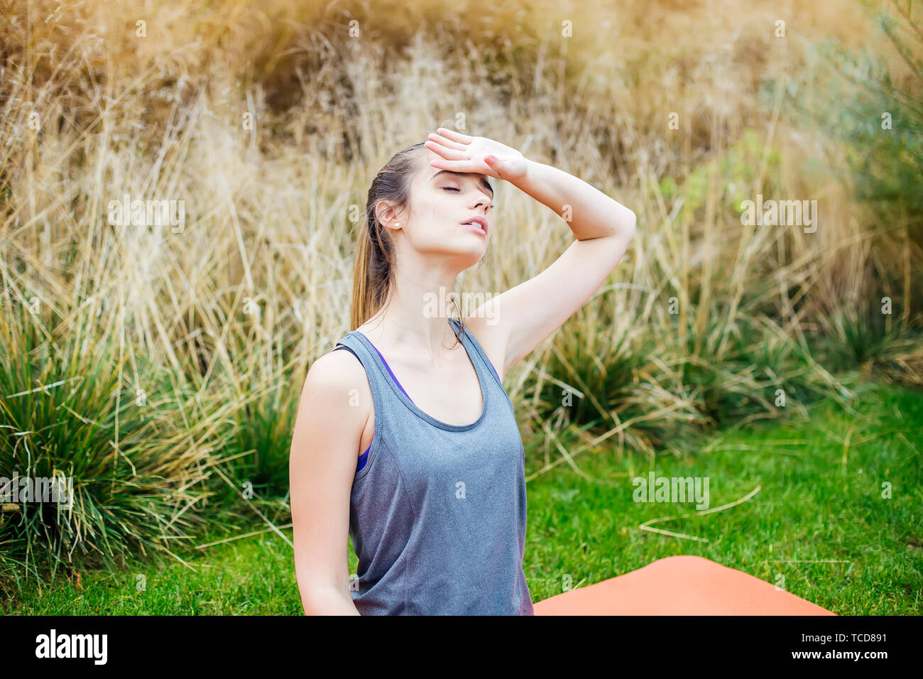 Young woman doing yoga exercice dans Green Park Banque D'Images