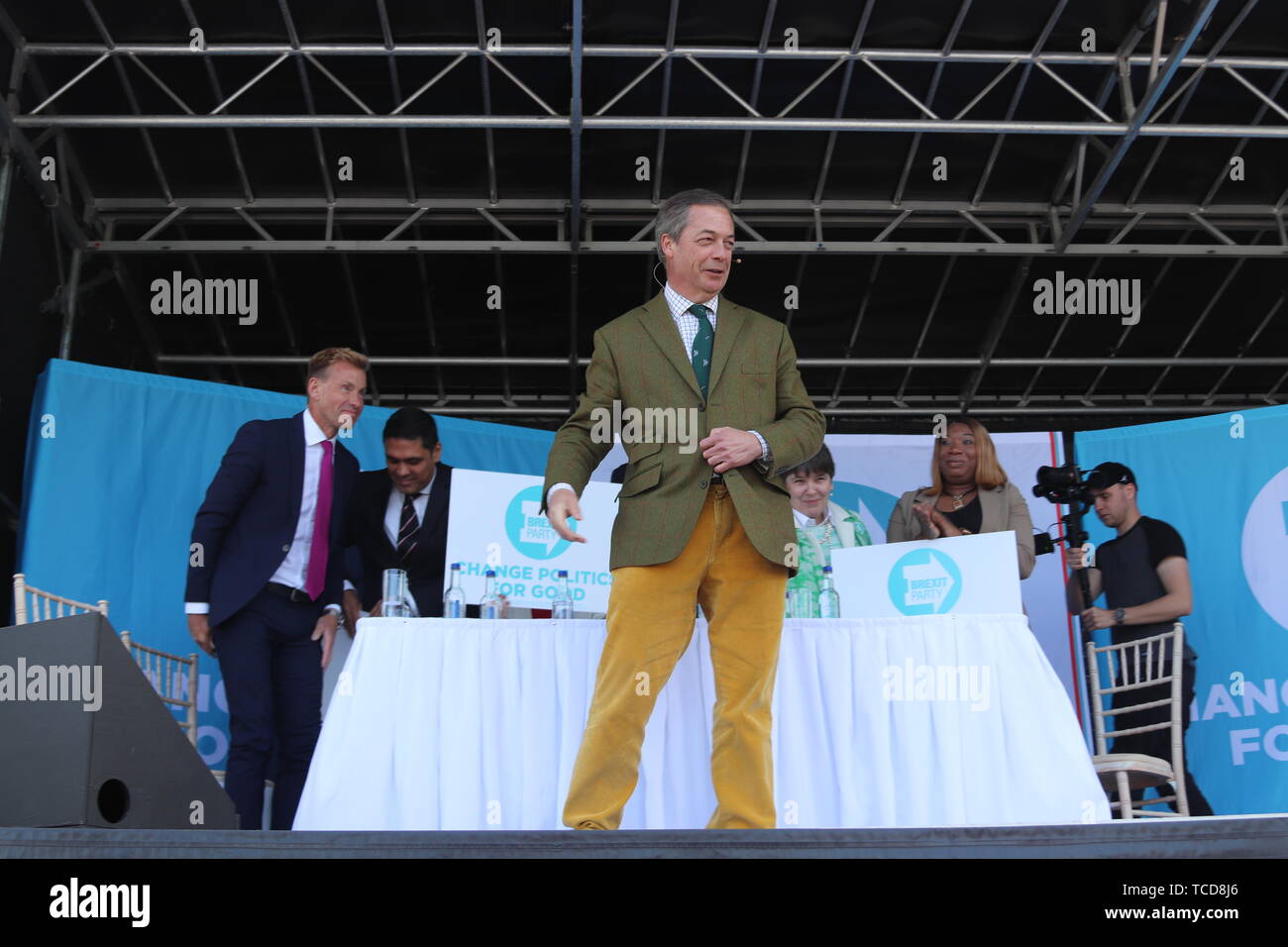 Brexit Nigel Farage, chef du parti à un Brexit Ann Widdecombe rallye parti aujourd'hui à Chester avec Nigel Farage : où : Chester, Royaume-Uni Quand : 06 mai 2019 Source : WENN.com Banque D'Images