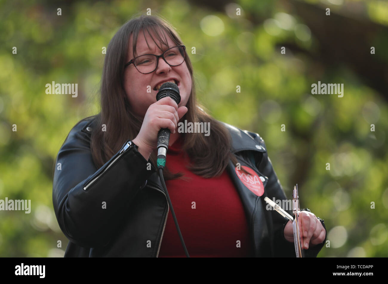 Rita Harrold de Rosa, un organisme de bienfaisance en faveur des femmes dans les droits en matière de reproduction, contre la violence domestique, la santé et le bien-être et de la justice économique, s'exprimant lors d'un rassemblement à l'extérieur du Jardin de souvenir à Dublin comme ils protester contre la visite du président Donald Trump à la République d'Irlande. Banque D'Images