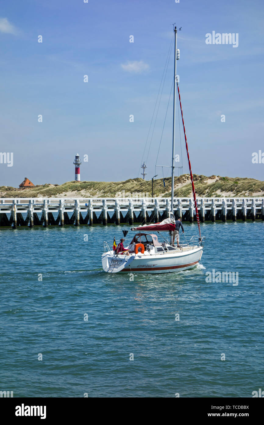 Voilier / location de bateau à passé la jetée en bois à Nieuport / Nieuport, station balnéaire de la côte de la mer du Nord, Flandre occidentale, Belgique Banque D'Images