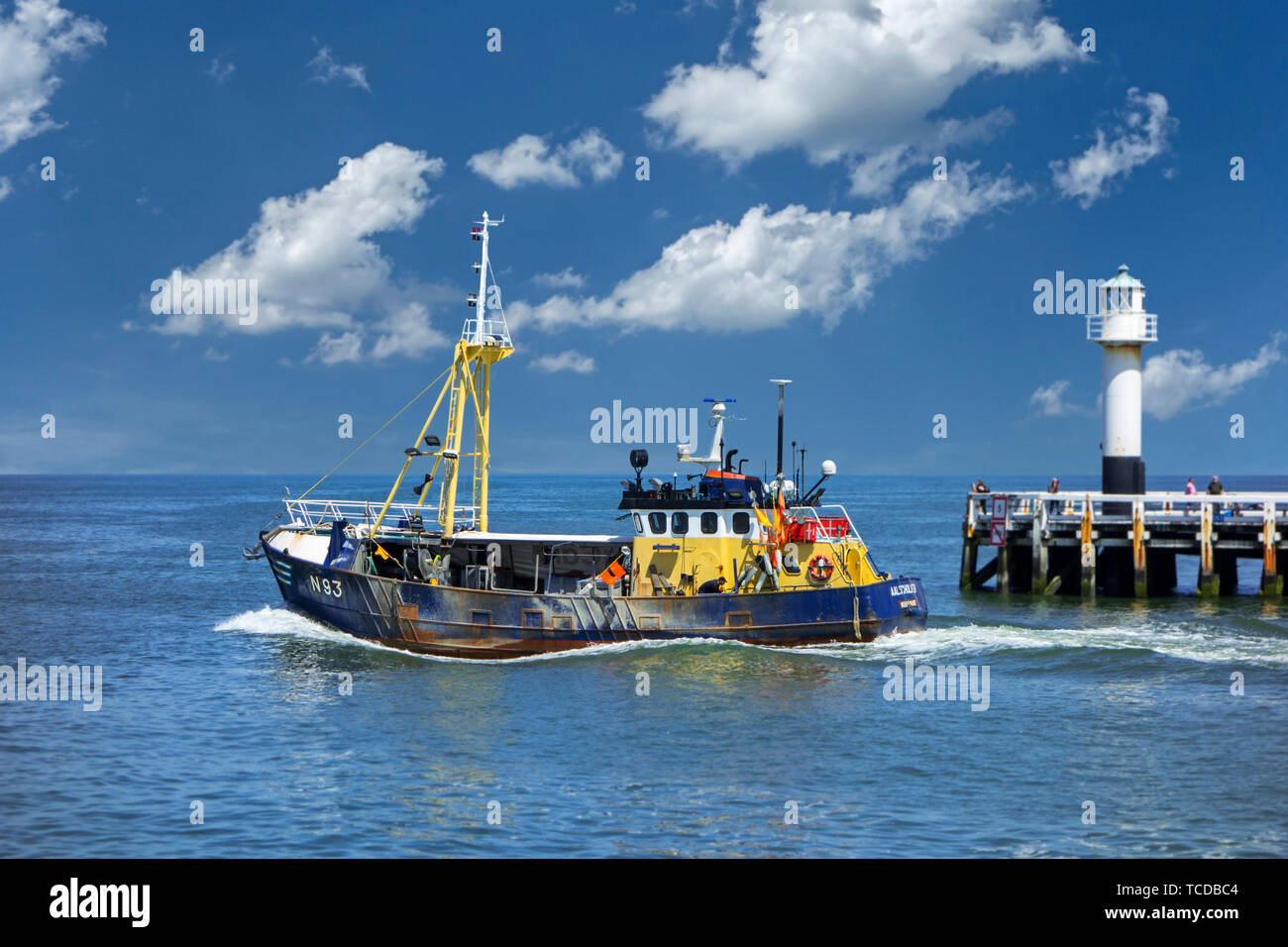 Crevettier / shrimper laissant la Nieuwpoort / Nieuport harbour / port d'aller à la pêche de la crevette dans la mer du Nord le long de la côte belge, Belgique Banque D'Images