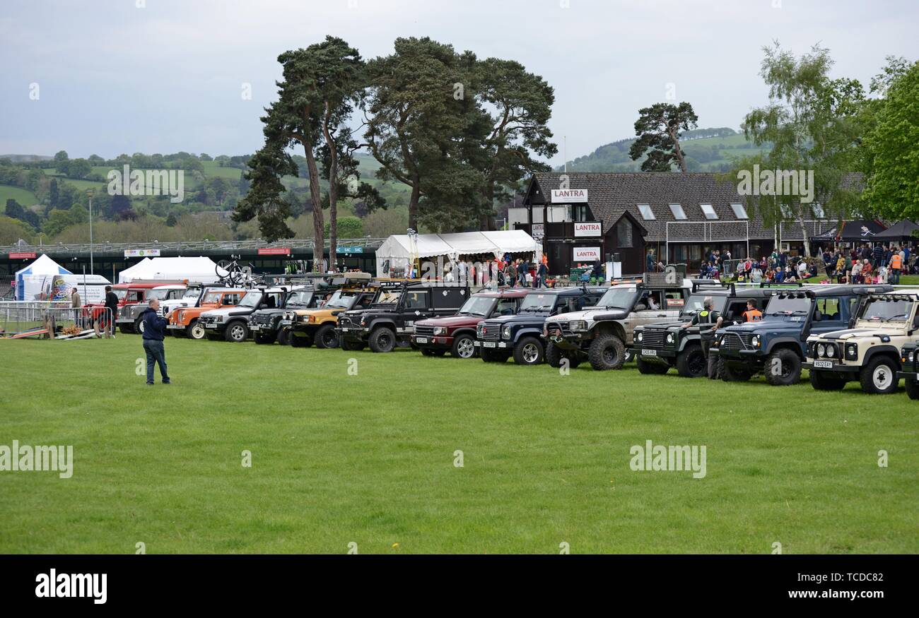 Une exposition de Land Rover anciens et nouveaux, y compris la Série Un, défenseur et découverte modèles au Royal Welsh Spring Festival Banque D'Images