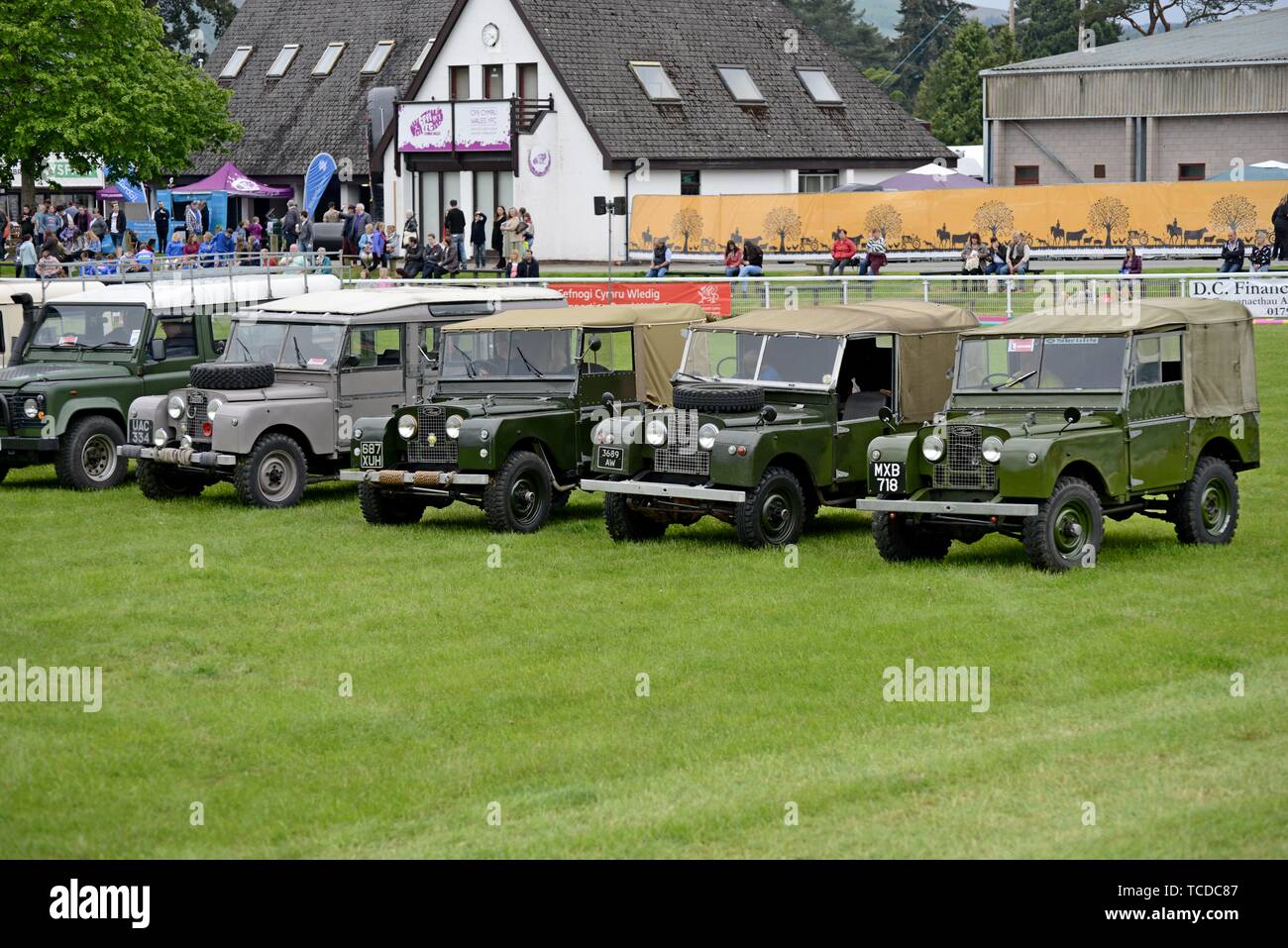Une exposition de Land Rover anciens et nouveaux, y compris la Série Un, défenseur et découverte modèles au Royal Welsh Spring Festival Banque D'Images