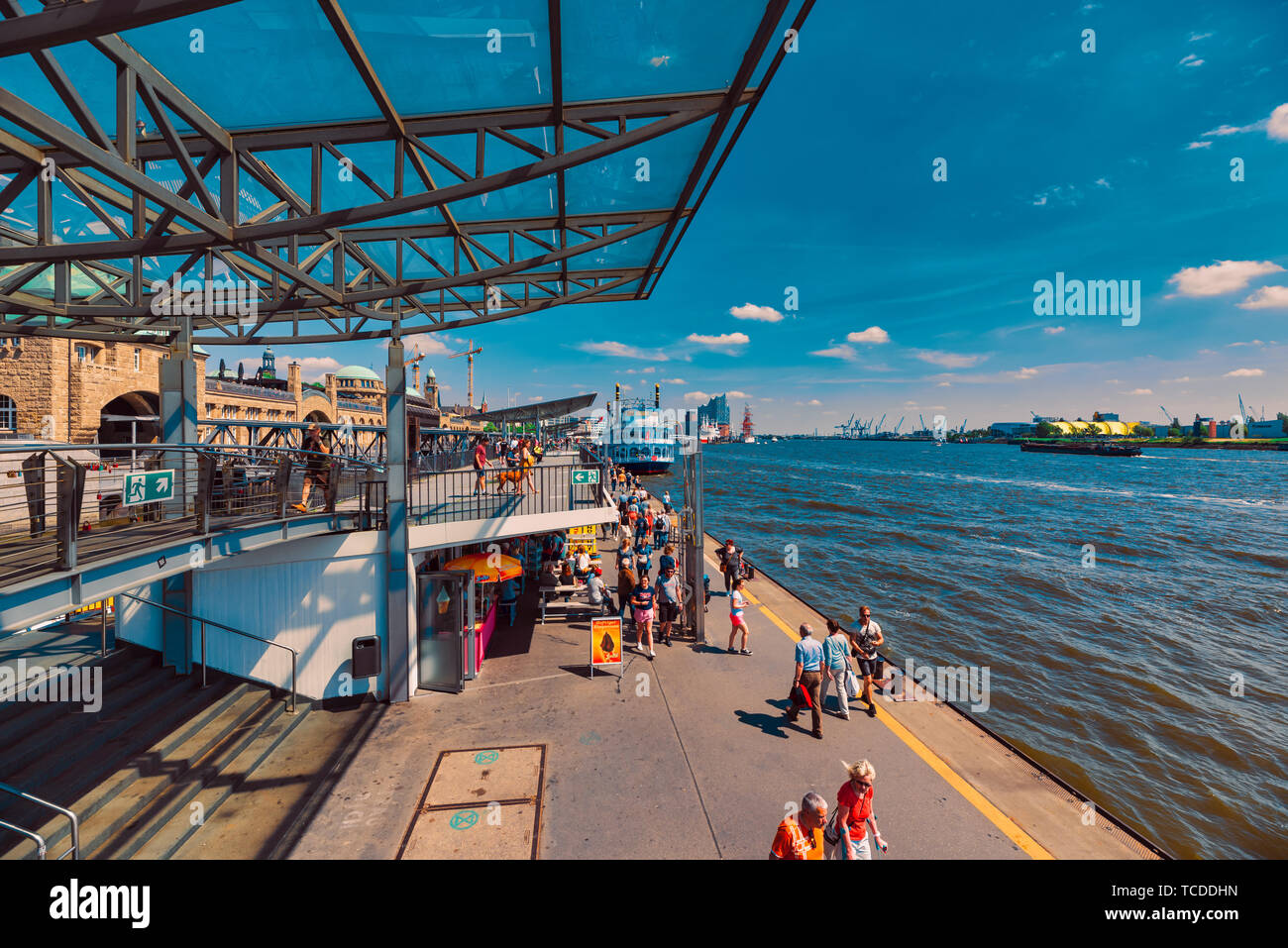 Hambourg, Allemagne - 01 juin 2019 : promenade le long de la promenade du port et essayez d'attraper l'un des bateaux de touristes pour la prochaine tournée Banque D'Images