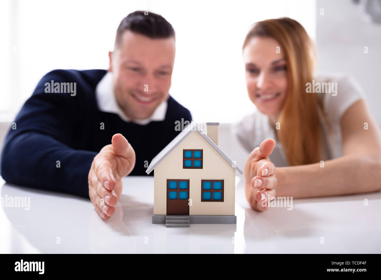 Close-up de la protection du couple Modèle Maison sur fond blanc 24 Banque D'Images
