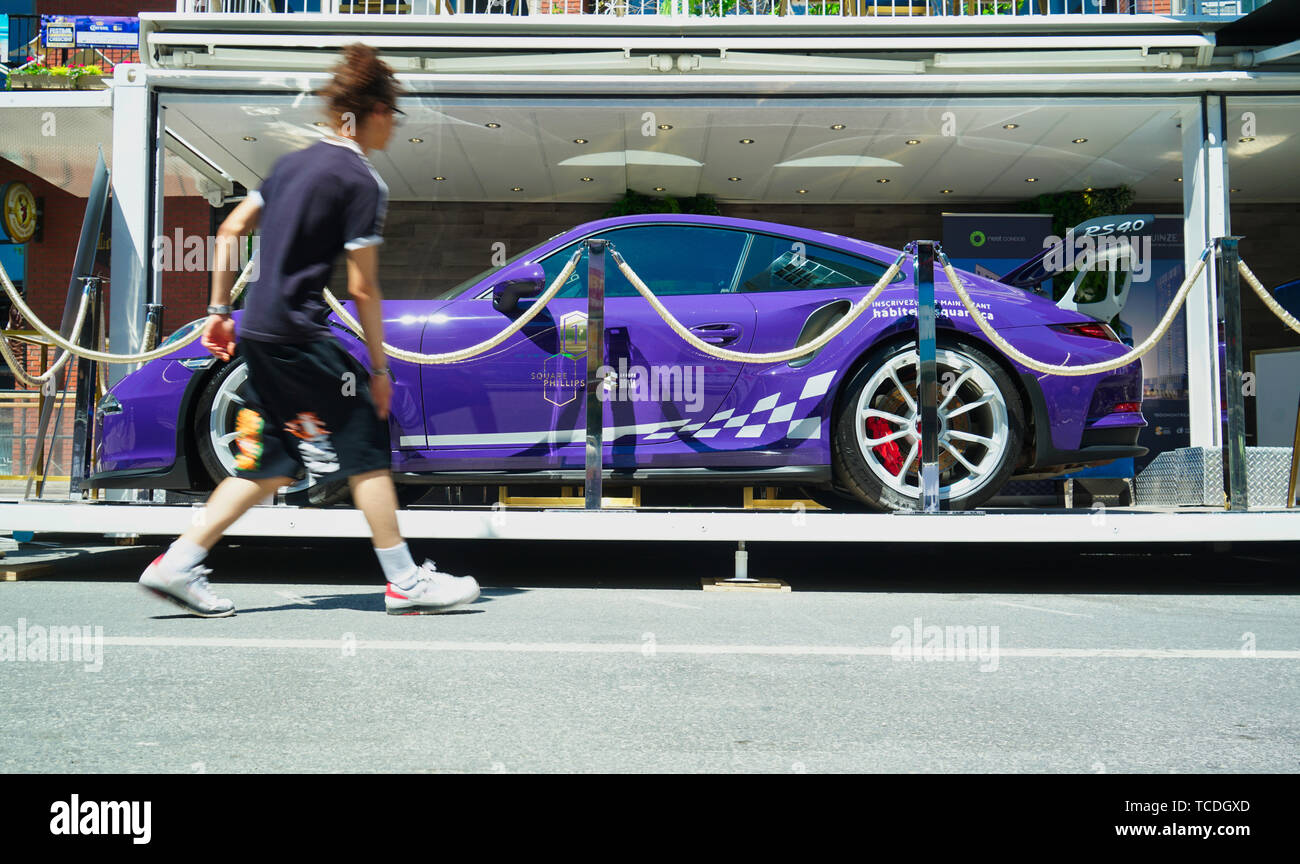 Montréal, Canada, 6 juin 2019.man walking passé afficher d'une Porsche à Montréal,Québec,Canada.Credit:Mario Beauregard/Alamy Live News Banque D'Images