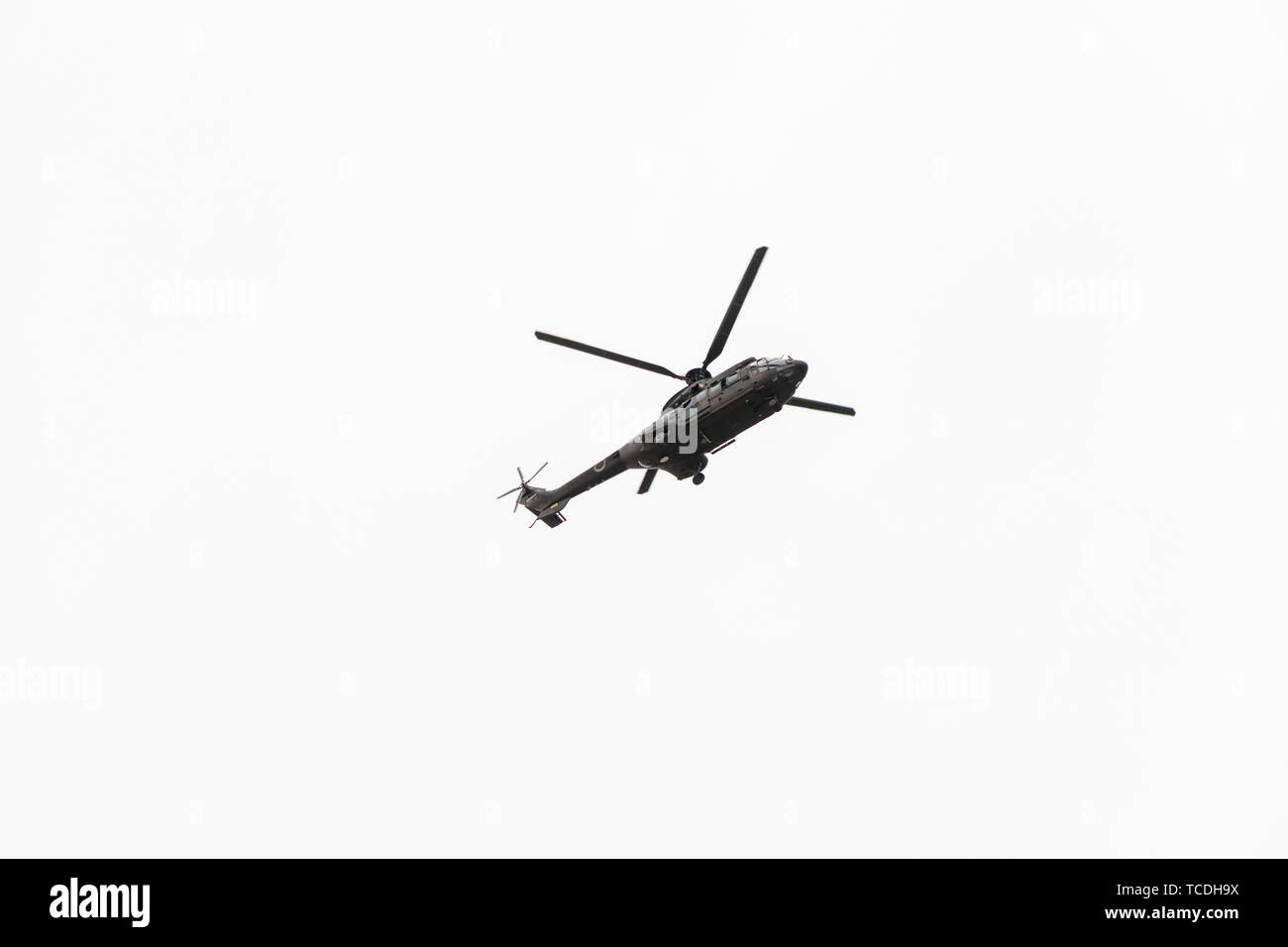 Vol en hélicoptère de la marine militaire isolé sur fond blanc Banque D'Images