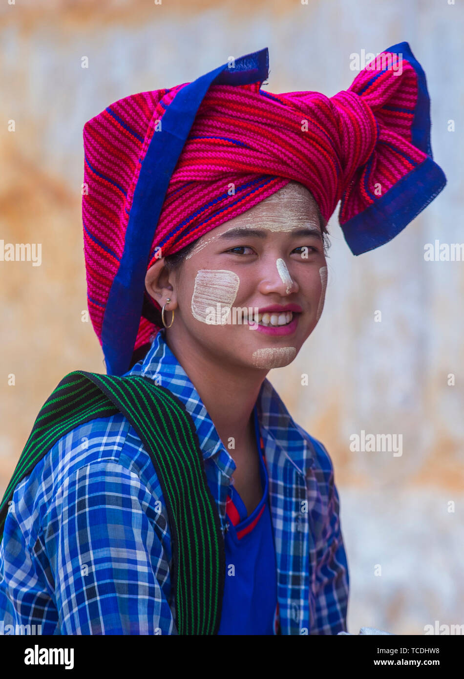 Portrait de femme de la tribu ethnie Intha au lac Inle au Myanmar Banque D'Images