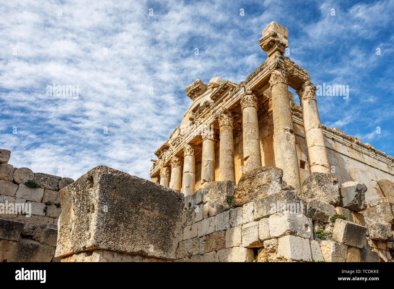 Colonnes du temple romain antique de Bacchus entouré de ruines et de ciel bleu en arrière-plan, vallée de la Bekaa, Baalbeck, au Liban Banque D'Images