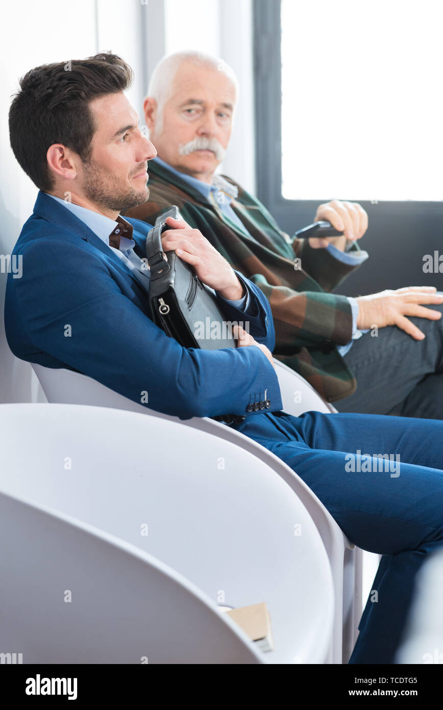 Desperate businessman dans la salle d'attente Banque D'Images