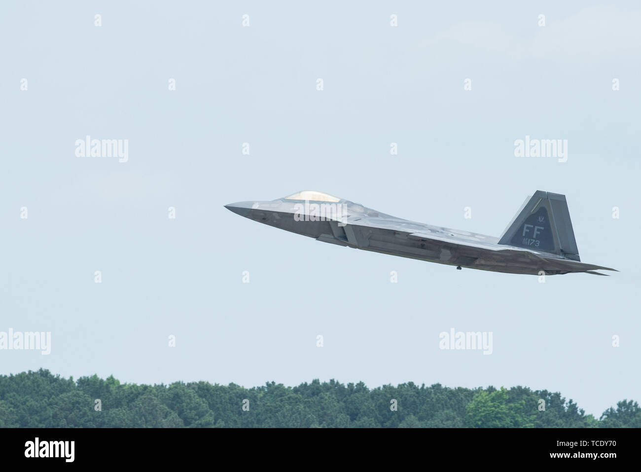 U.S. Air Force Maj Paul "Loco" Lopez, F-22 de l'équipe de démonstration pilote, s'exécute à partir d'une base commune Langley- Eustis, Virginie, à participer à un toboggan à Bedford, en Virginie, le 6 juin 2019, pour honorer le 75e anniversaire du D-Day. Le toboggan inclus le vol du patrimoine de l'US Air Force, l'équipe composée d'un F-16 Fighting Falcon, l'un F-22 Raptor, l'un F-35 Lightning II et un P-51 Mustang. Banque D'Images