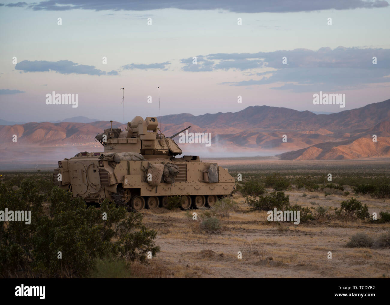 La Garde nationale de l'Oregon, M3A2 véhicule de combat Bradley, du 3e Bataillon, 116e, 116e de cavalerie Cavalry Brigade Team assure la sécurité de la zone de l'ensemble de tact au Centre National d'entraînement, Fort Irwin, en Californie, juin, 5, 2019. Le Bradley est conçu pour le transport de troupes et de couvrir le feu. (U.S. Photo de la Garde nationale aérienne Aviateur Senior Mercedee Wilds) Banque D'Images