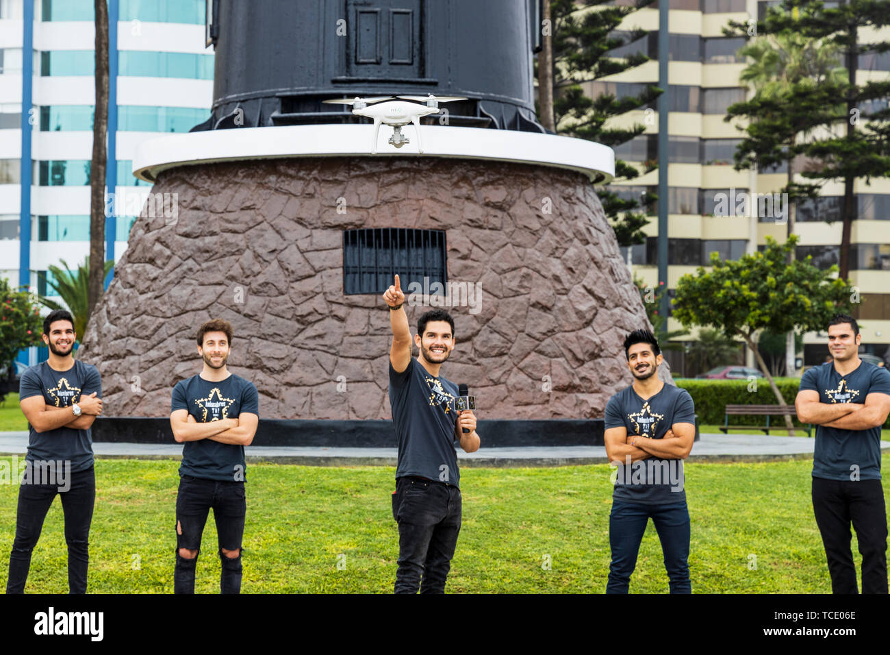 Boy band, artistes filmés par un drone dans un parc à Miraflores, Lima, Pérou, Banque D'Images