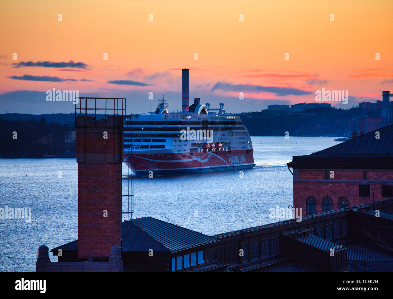 Bateau de croisière Viking Line qui arrivent à l'aérogare dans Södermalm au lever du soleil, Stockholm, Suède, Scandinavie Banque D'Images
