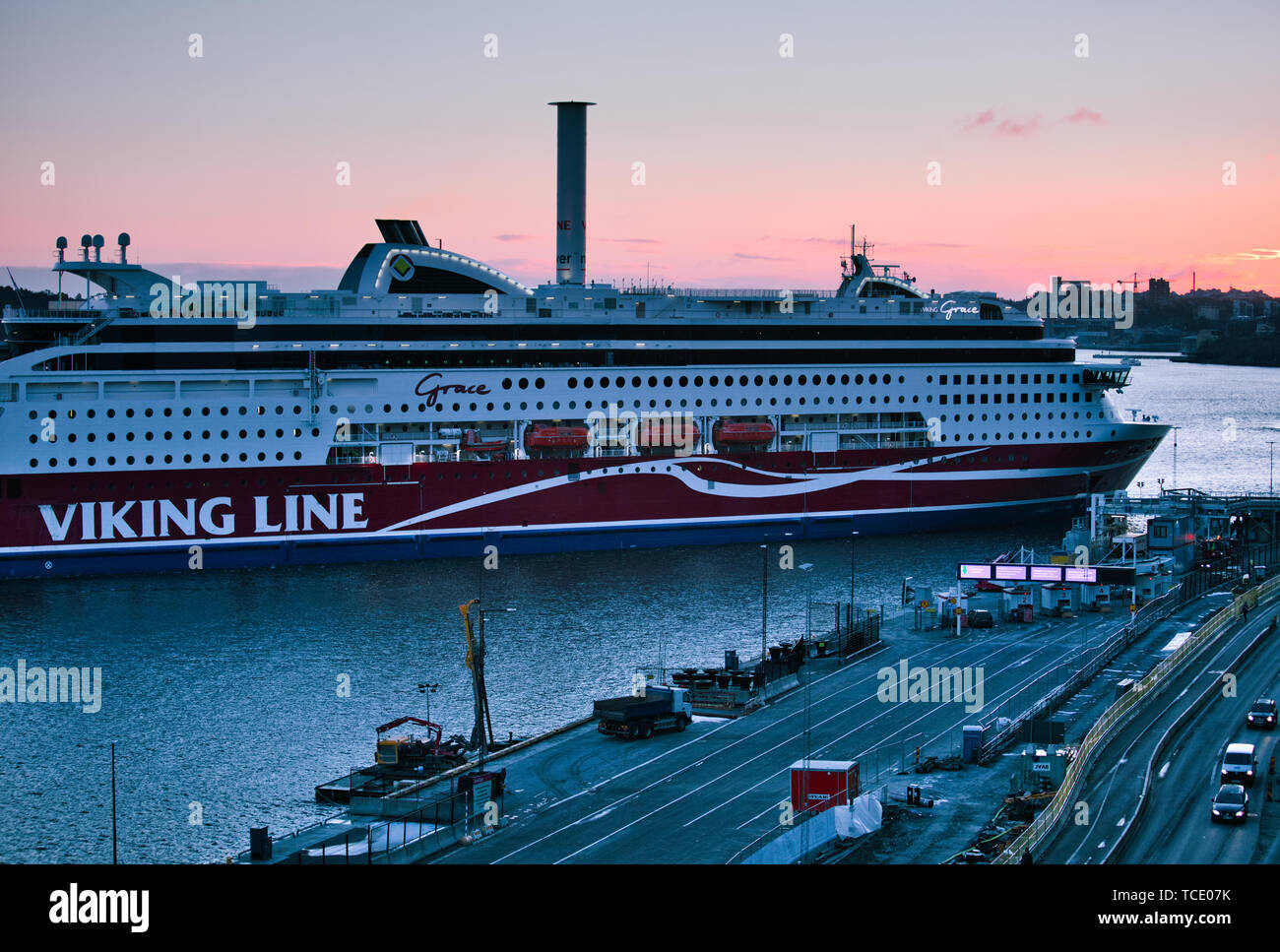 Bateau de croisière Viking Line qui arrivent à l'aérogare dans Södermalm au lever du soleil, Stockholm, Suède, Scandinavie Banque D'Images