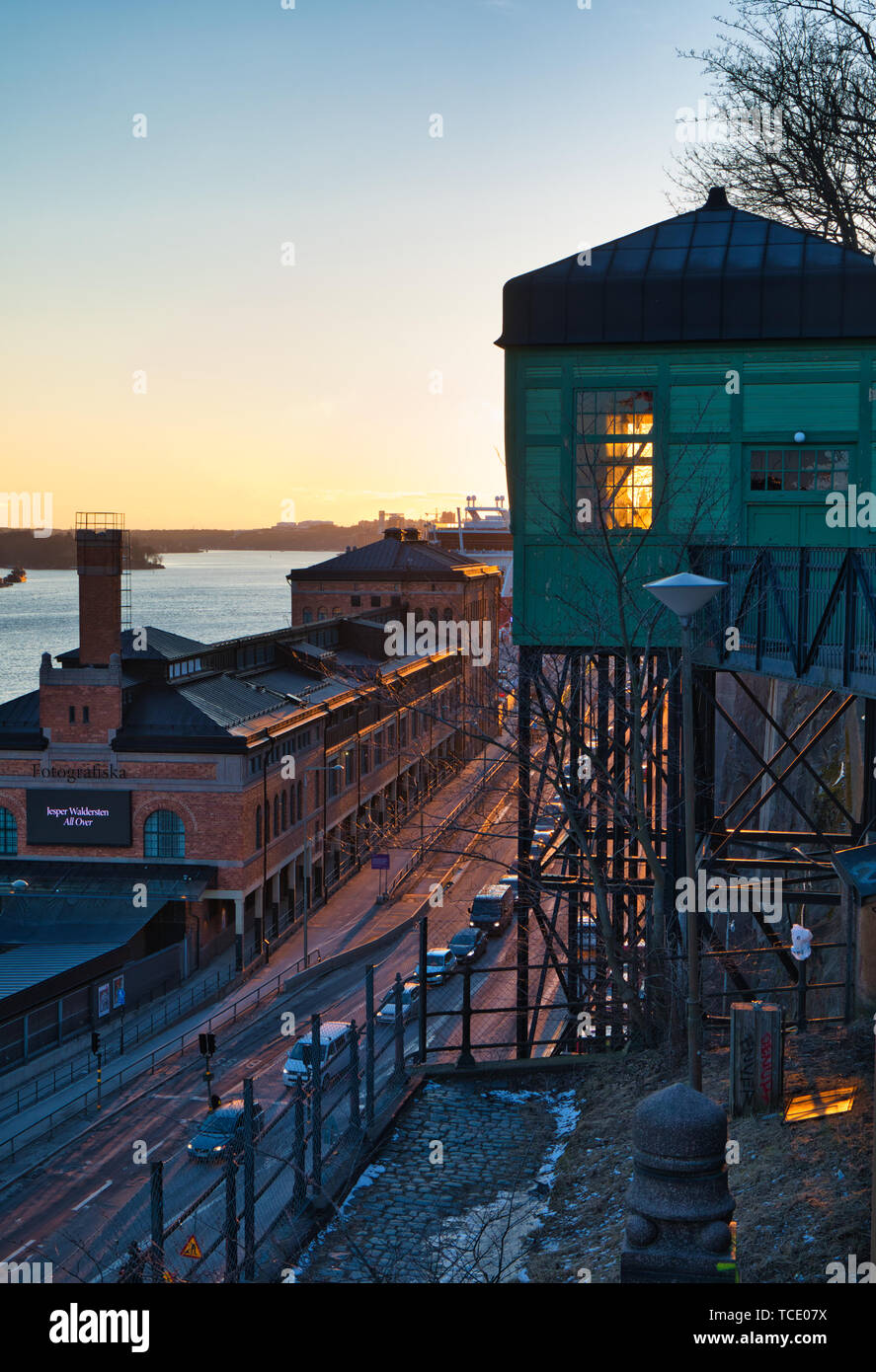 Stadsgardshissen Sofiahissen (TPMR) au lever du soleil au-dessus de Stadsgardsleden et Fotografiska, Södermalm, à Stockholm, Suède, Scandinavie Banque D'Images