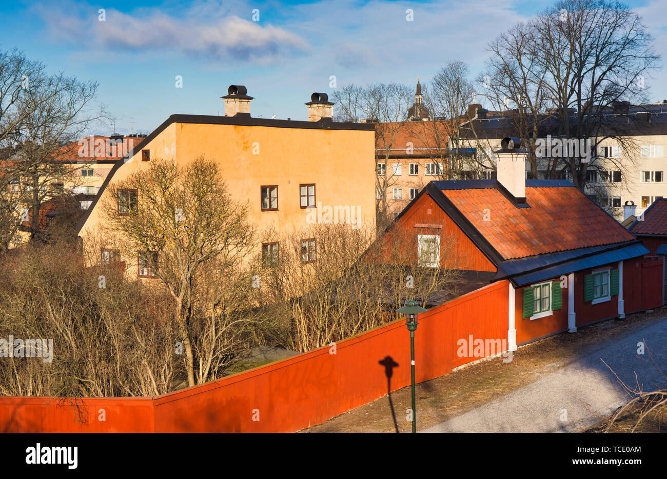 Maison d'habitation en bois peint en rouge dans le Falun traditionnels de préserver la culture de Vita Bergen (white mountain) Sodermalm Stockholm Suède Banque D'Images