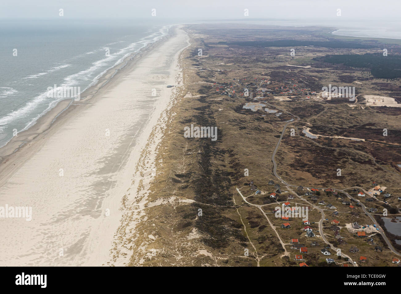 Vue aérienne de l'île néerlandaise de Terschelling avec plage et maisons de vacances Banque D'Images