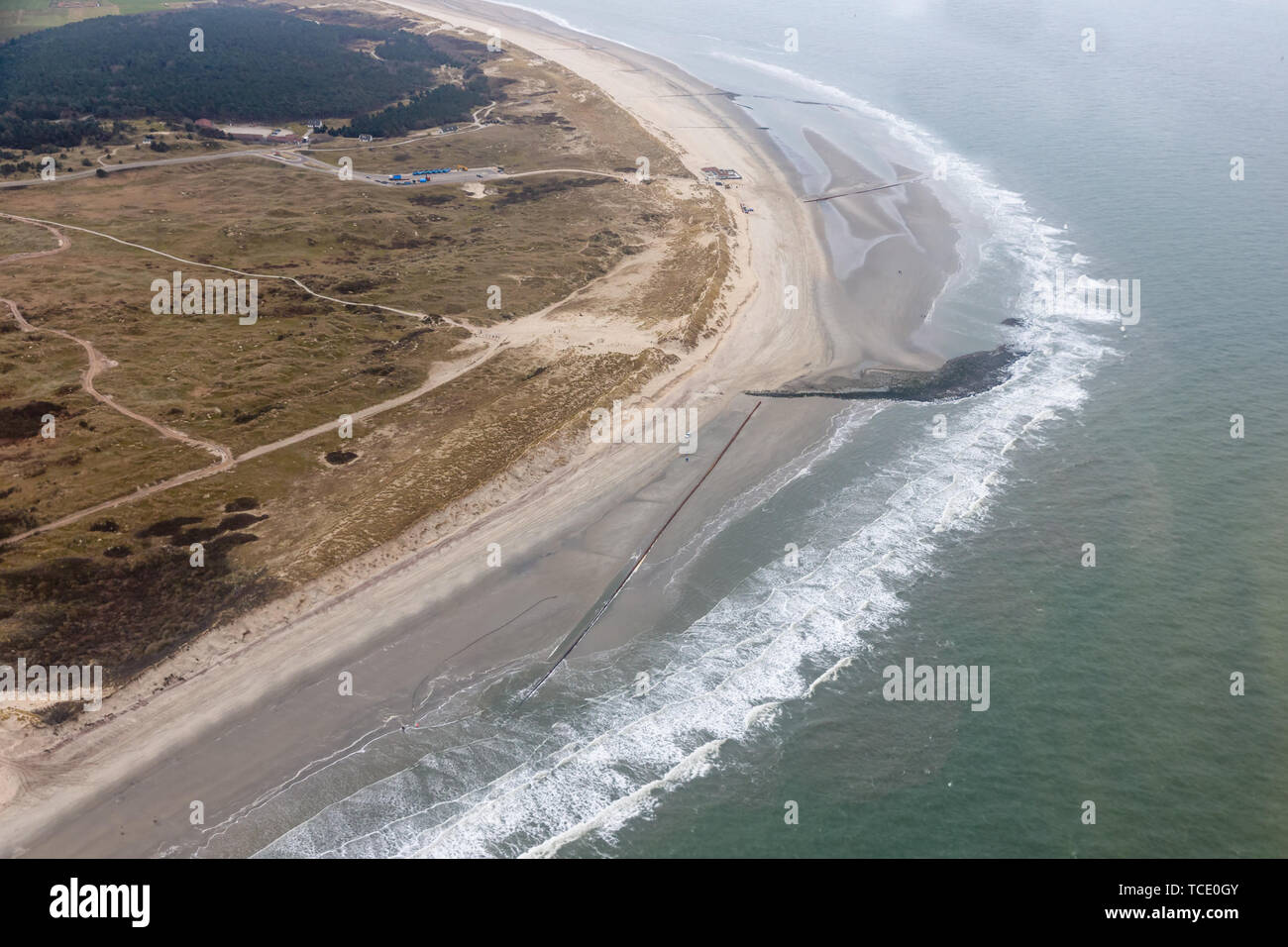 Vue aérienne de l'île néerlandaise d'Ameland beach et phare Banque D'Images