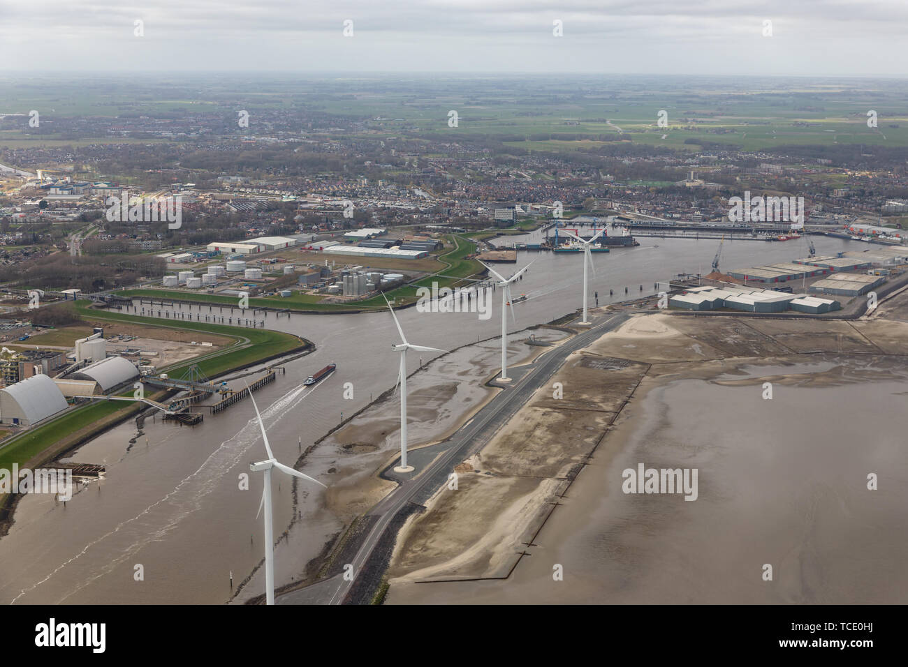 Vue aérienne Dutch Harbor Delfzijl aux éoliennes et les usines Banque D'Images